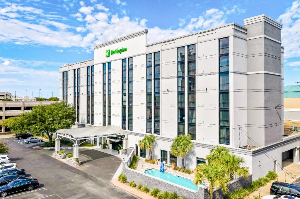 an image of a hotel with a parking lot at Holiday Inn Alexandria - Downtown, an IHG Hotel in Alexandria