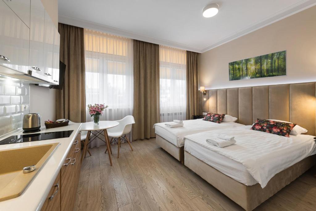 een hotelkamer met een bed en een keuken bij Apartamenty w Klaudynie in Klaudyn