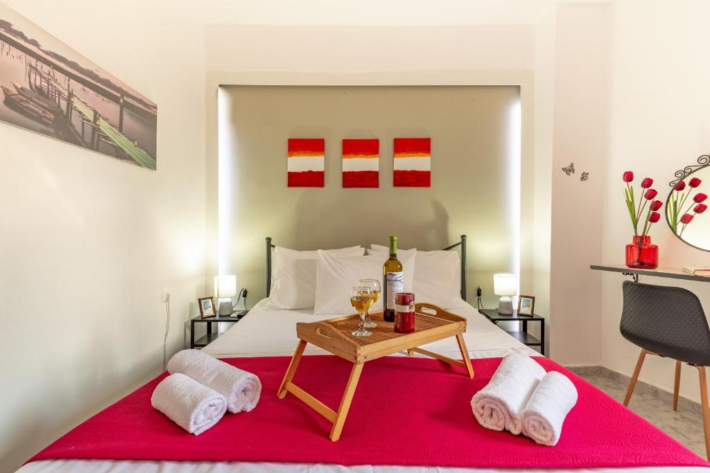 Posteľ alebo postele v izbe v ubytovaní Litsa's Suite