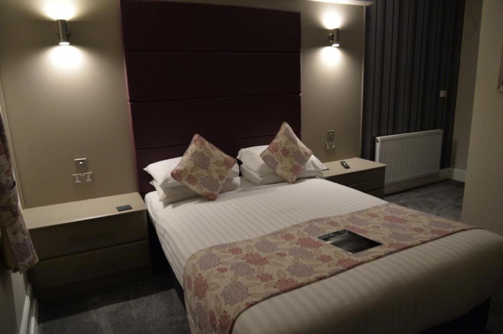 Кровать или кровати в номере Lauriston & Lawton Court Hotel