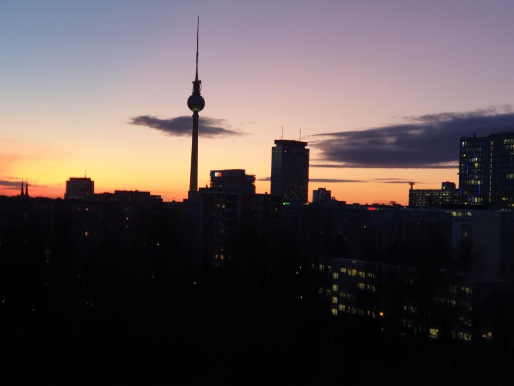 una silueta de un perfil urbano con una torre de TV en Park & City Alex, en Berlín