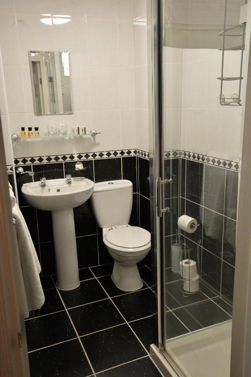 Ванная комната в Lauriston & Lawton Court Hotel