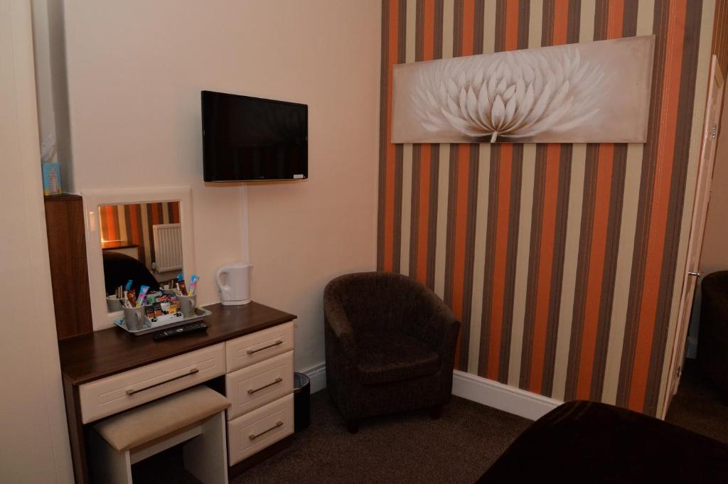 Телевизор и/или развлекательный центр в Lauriston & Lawton Court Hotel