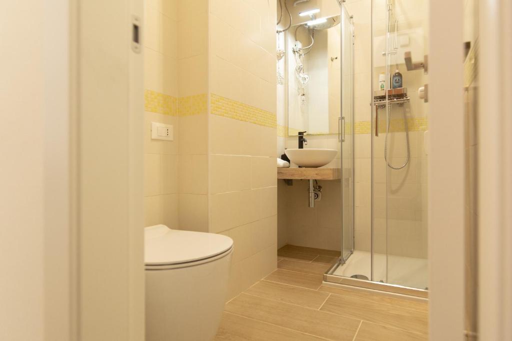 A bathroom at " CASA IDA " centro storico