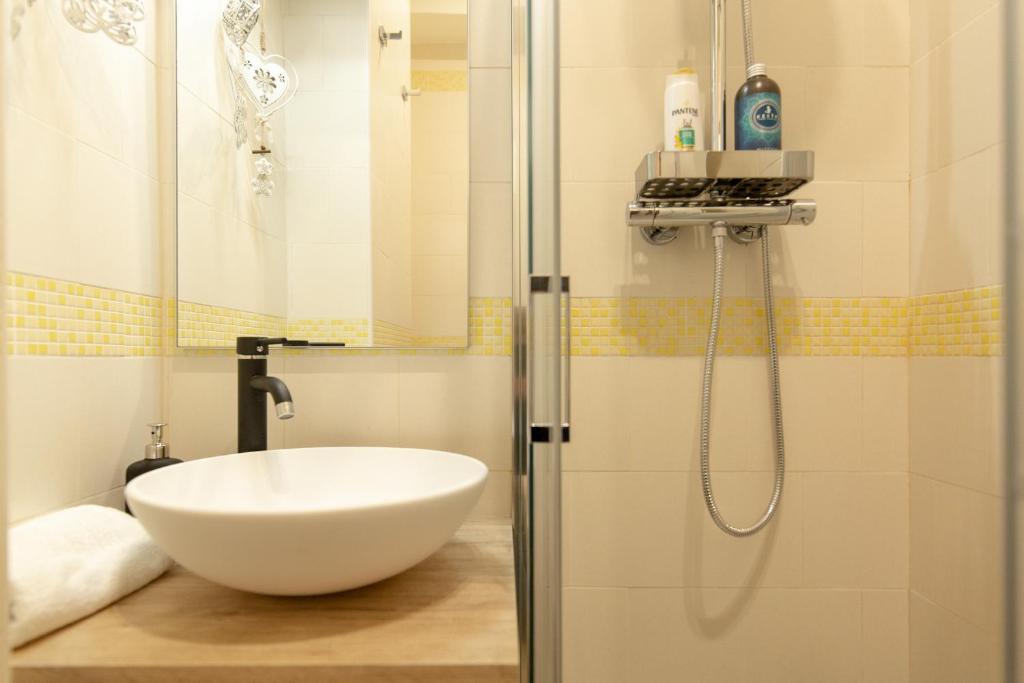 A bathroom at " CASA IDA " centro storico