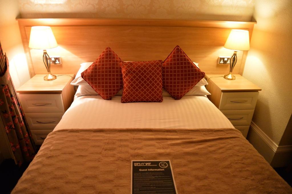 Кровать или кровати в номере Lauriston & Lawton Court Hotel