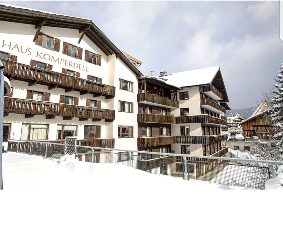 un hôtel en hiver avec de la neige au sol dans l'établissement Hotel Komperdell, à Serfaus
