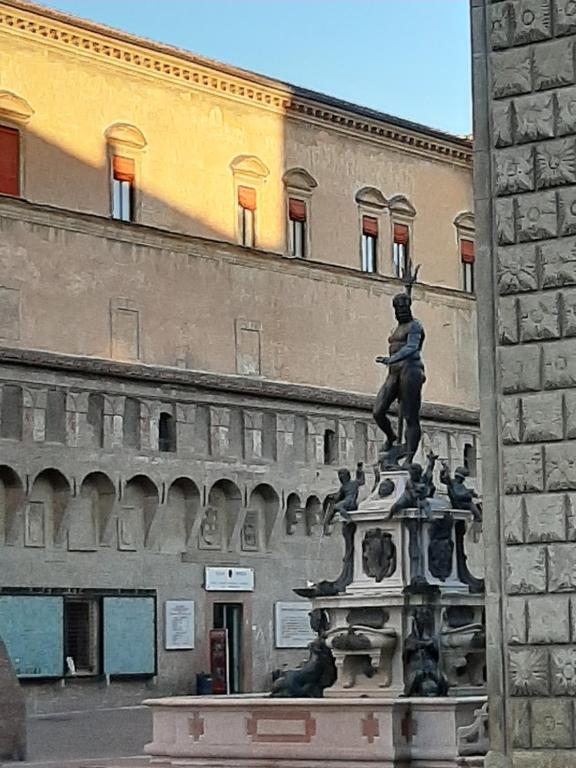 uma estátua em frente a um edifício em Genio em Bolonha