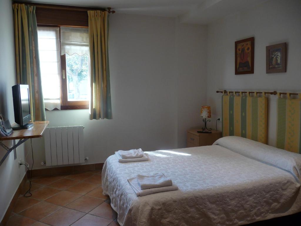 A bed or beds in a room at Pension zelaigane