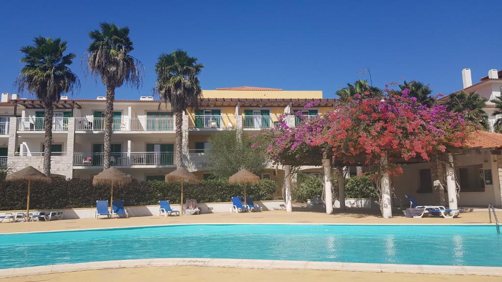 un resort con piscina e palme di 4 Sterne Appartment Sal Kap Verden a Prainha