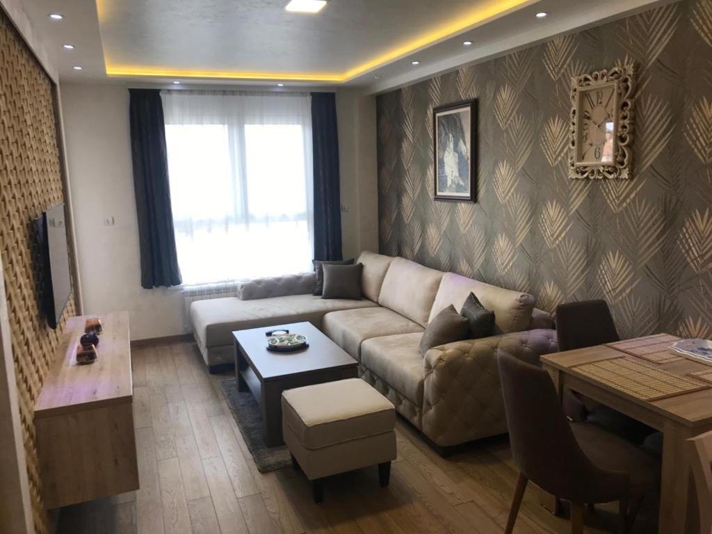 un soggiorno con divano e tavolo di VIP Apartman NENA Zlatibor a Zlatibor