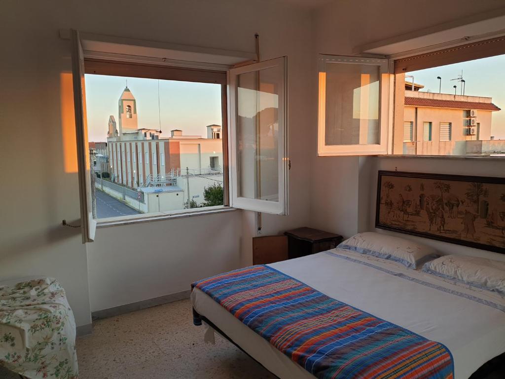 ミントゥルノにあるvacanze al mareのベッドルーム1室(ベッド1台、大きな窓付)