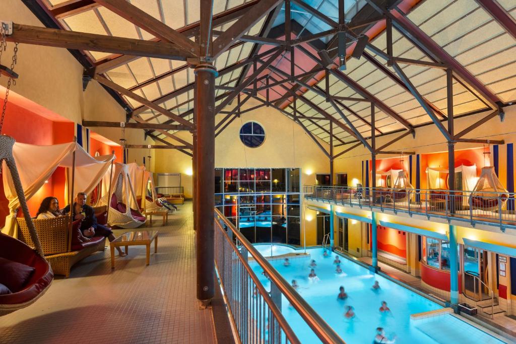 Bazén v ubytování Hotel Am Bühl nebo v jeho okolí