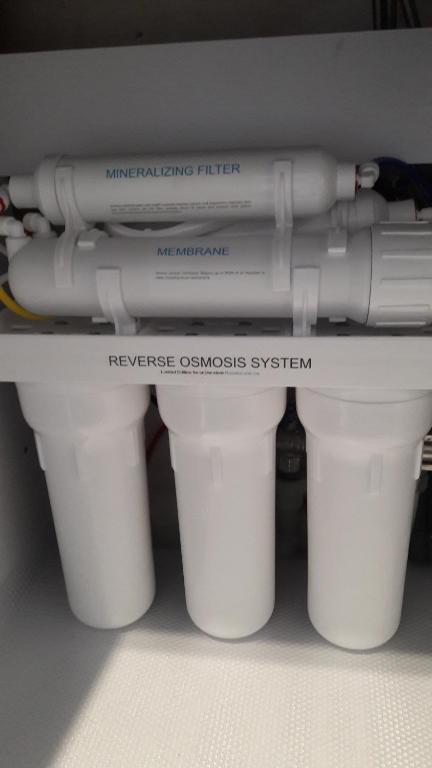 two styrofoam cups are sitting on top of a toilet at Style Стильні апартаменти в ЖК "Варшавський" біля парку in Ternopilʼ