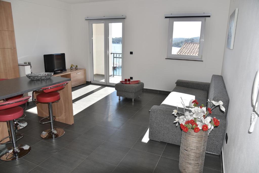 Televízia a/alebo spoločenská miestnosť v ubytovaní Villa Pina Apartment Nicos 2-4 Pers