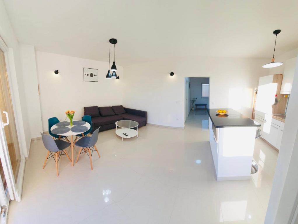 ein Wohnzimmer mit einem Sofa, einem Tisch und Stühlen in der Unterkunft Apartman Petar in Ražanac