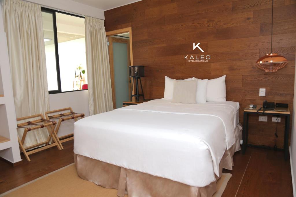 a bedroom with a large white bed in a room at Kaleo Hotel Boutique in San Salvador