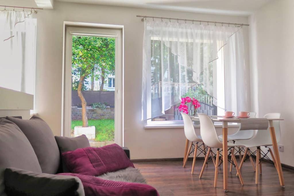 Przystanek Wzgórze في غدينيا: غرفة معيشة مع طاولة وكراسي ونافذة