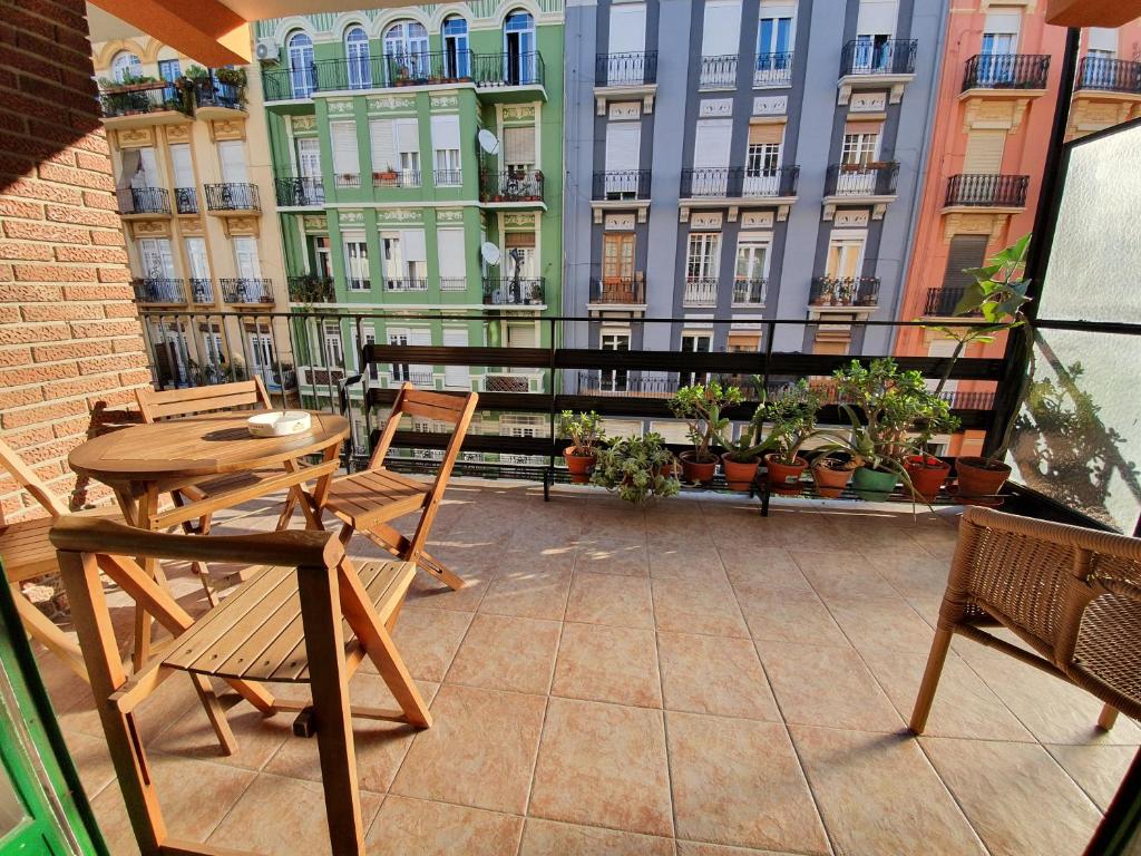 Hotel Apartamento Ruzafa, a balcony with a table and chairs and buildings at Apartamento Ruzafa in Valencia
