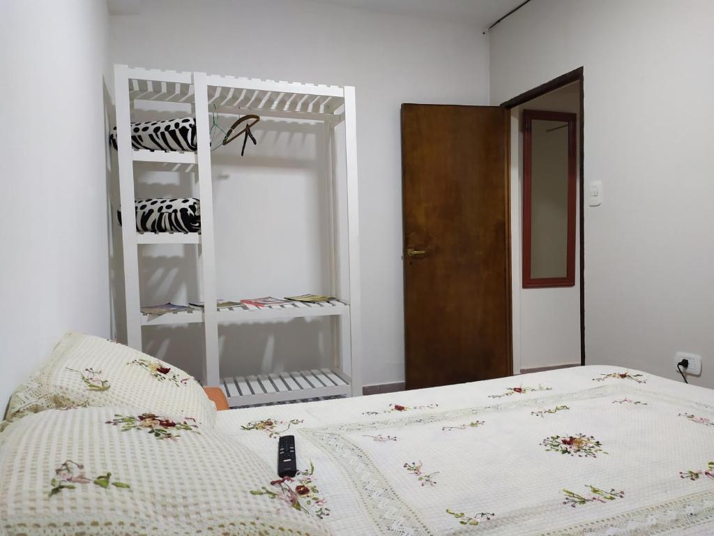 um quarto branco com uma cama e um closet em Departamento centrico en Posadas, garage opcional D4 em Posadas