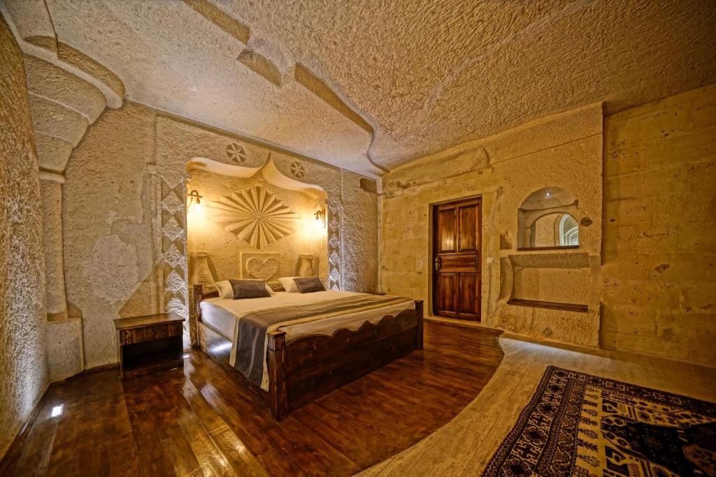 Postel nebo postele na pokoji v ubytování Castle Cave Hotel