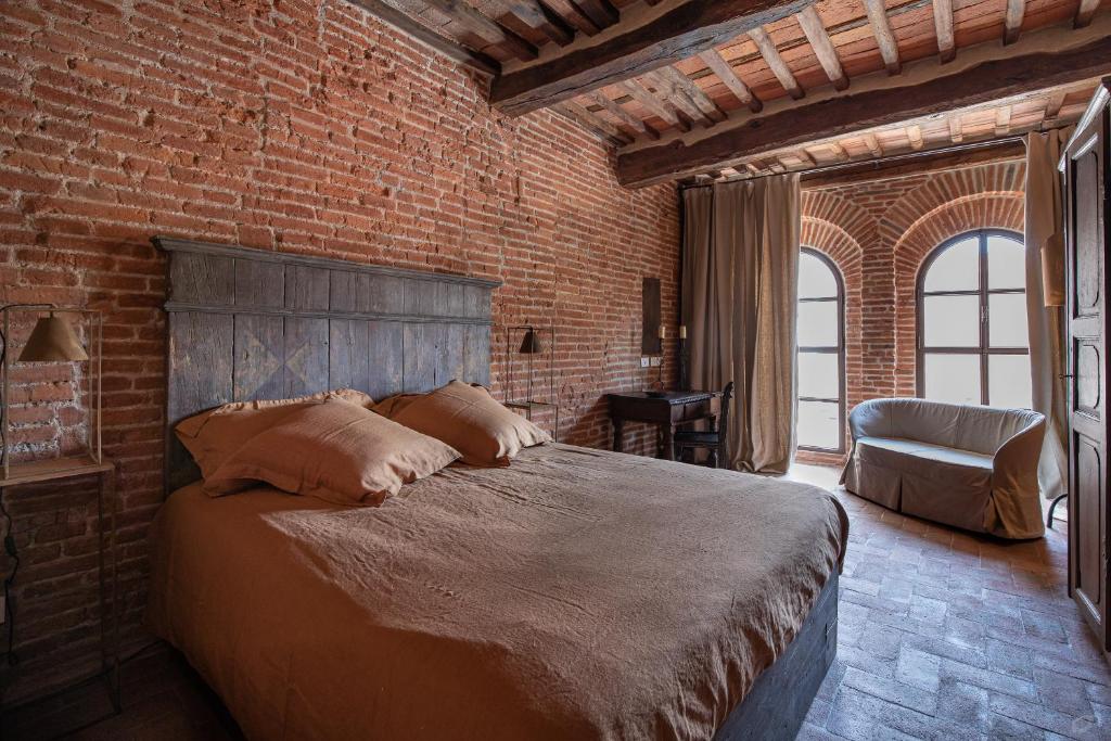 A bed or beds in a room at Casa del Campanaro centro storico di Lucca dentro le mura