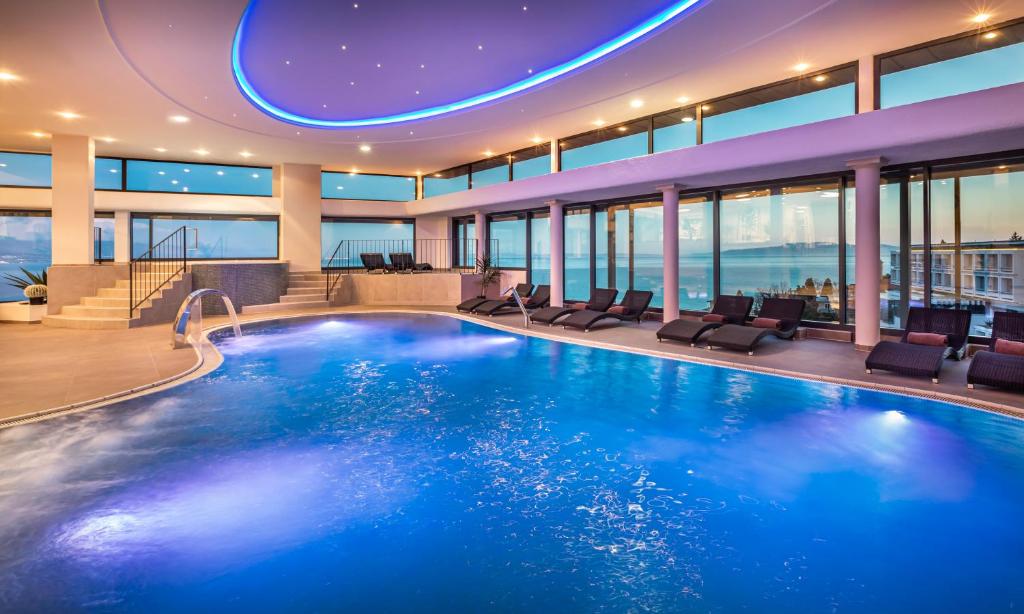 Bazén v ubytování Grand Hotel Adriatic II nebo v jeho okolí