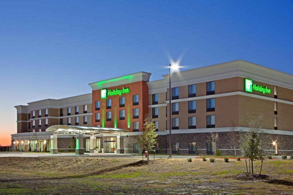 ein Hotel mit einem Gebäude in der Unterkunft Holiday Inn Austin North, an IHG Hotel in Round Rock