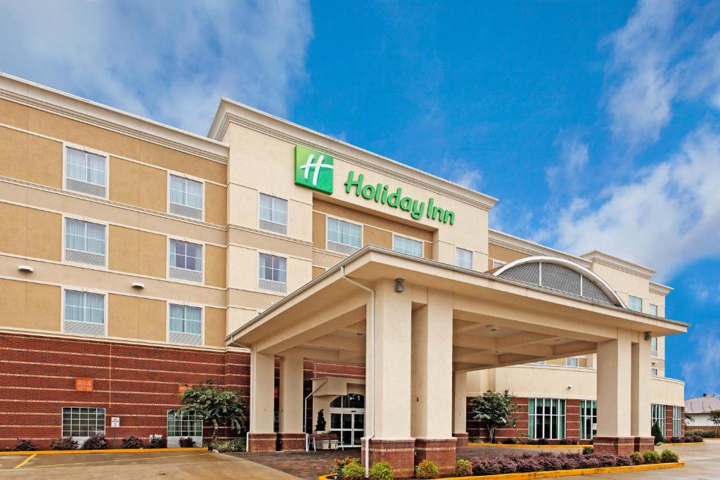 un hotel con un cartello hildorf in cima a un edificio di Holiday Inn Hotels Batesville, an IHG Hotel a Batesville