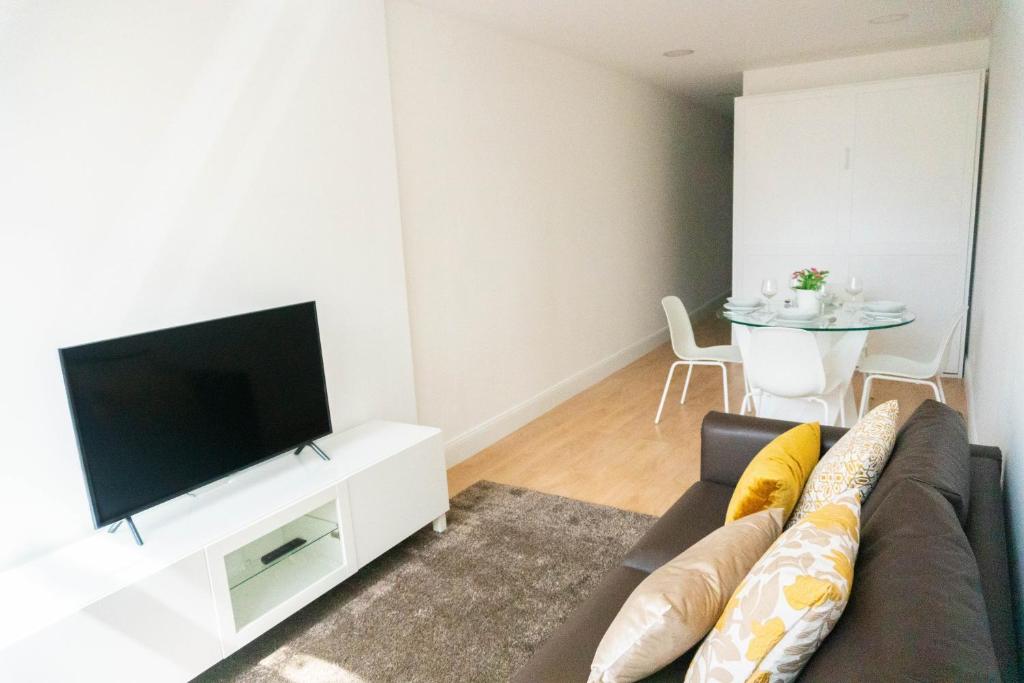 TV a/nebo společenská místnost v ubytování Finest Rentals - Downtown Villa