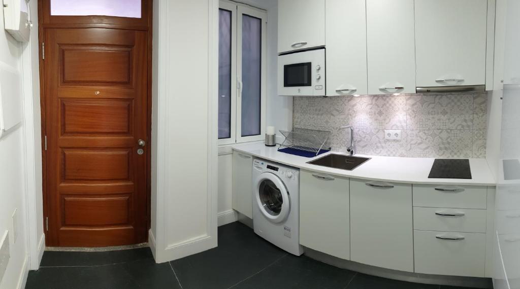 Kuchyň nebo kuchyňský kout v ubytování Finest Rentals - Downtown Villa