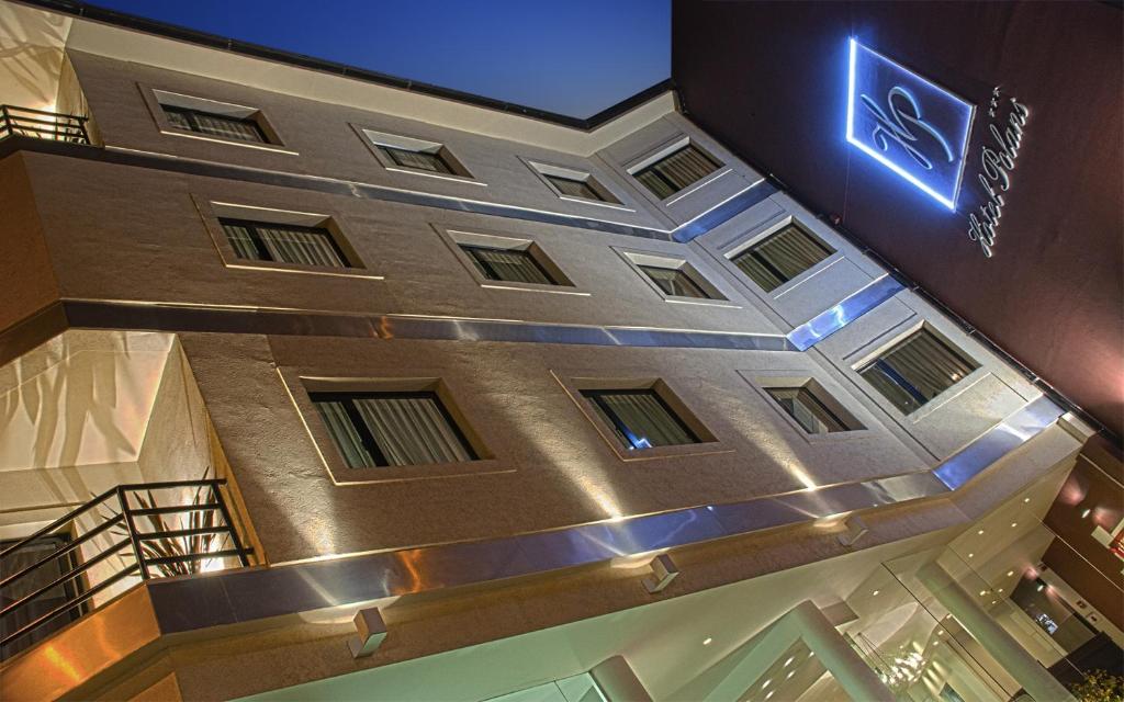 un edificio con un cartello sul lato di Hotel Polans a Cipolletti
