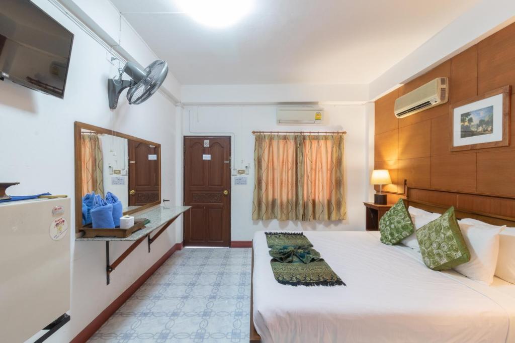 Rendezvous Oldtown Chiangmai SHA Extra Plus - Double Room With Private Bathroom