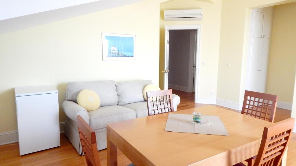 uma sala de estar com uma mesa e um sofá em 3 bedrooms apartement with sea view furnished terrace and wifi at Omis em Omiš