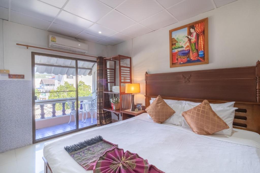 Postel nebo postele na pokoji v ubytování Rendezvous Oldtown Chiangmai