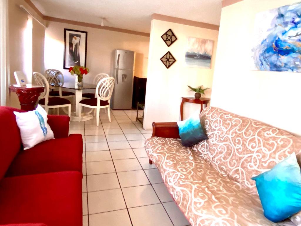ein Wohnzimmer mit einem Sofa und einem Tisch in der Unterkunft Departamento Bahia in Ensenada