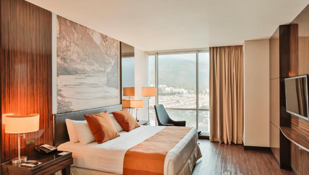 een hotelkamer met een bed en een groot raam bij Holiday Inn Bucaramanga Cacique, an IHG Hotel in Bucaramanga
