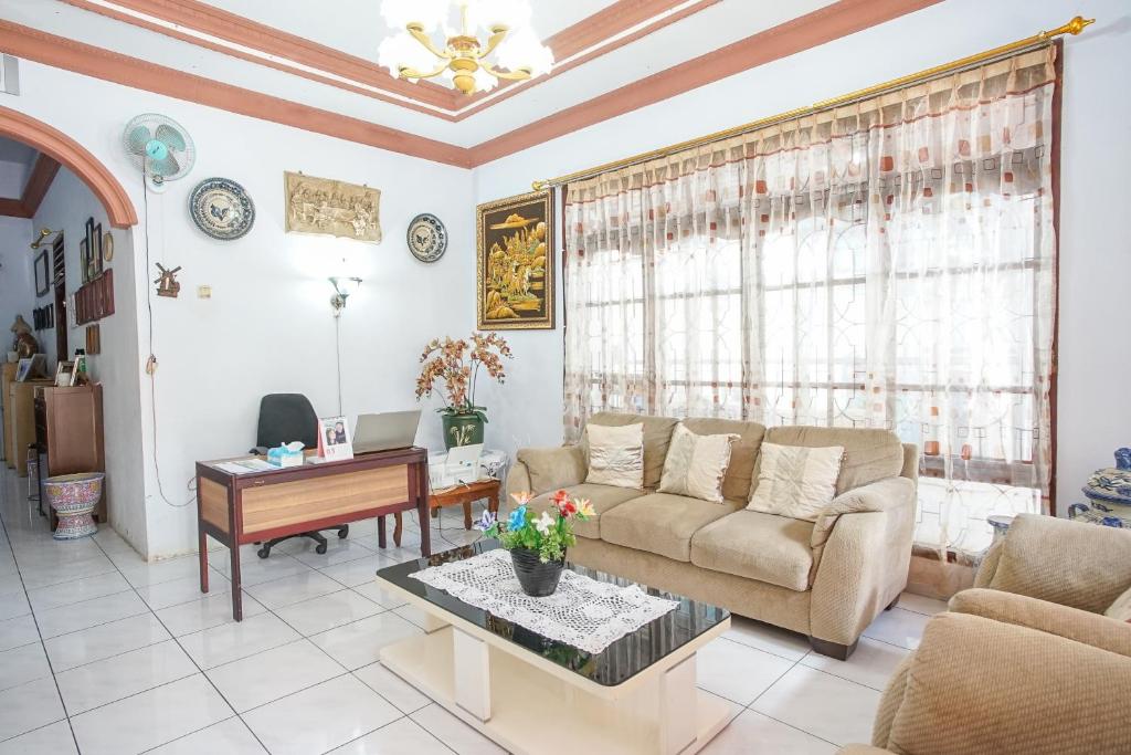 uma sala de estar com um sofá e uma mesa em PAS Residence em Paniki