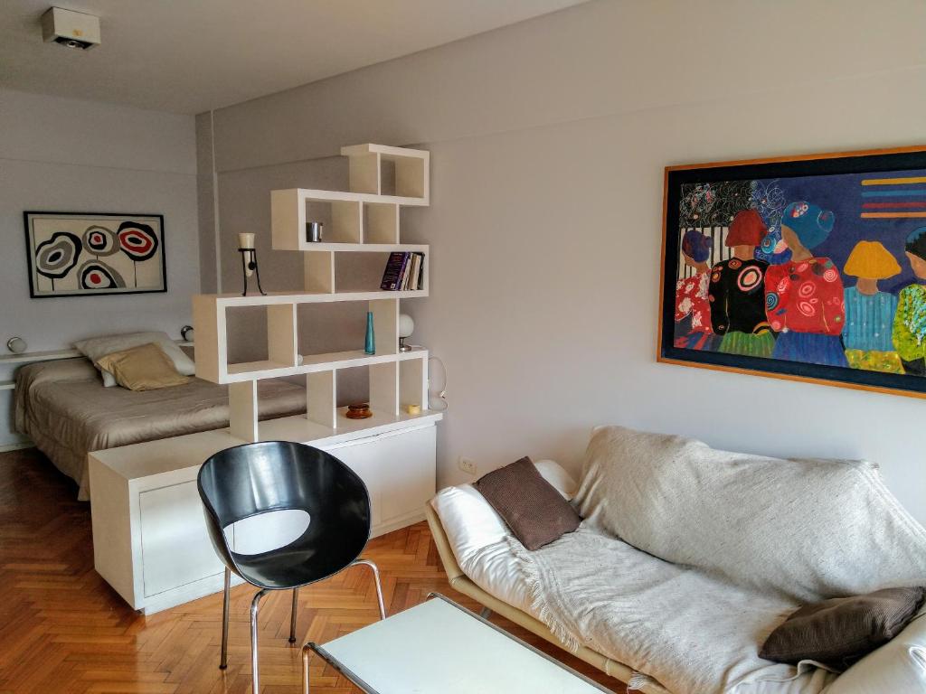 sala de estar con sofá y cama en Cozy apartment in Recoleta I en Buenos Aires