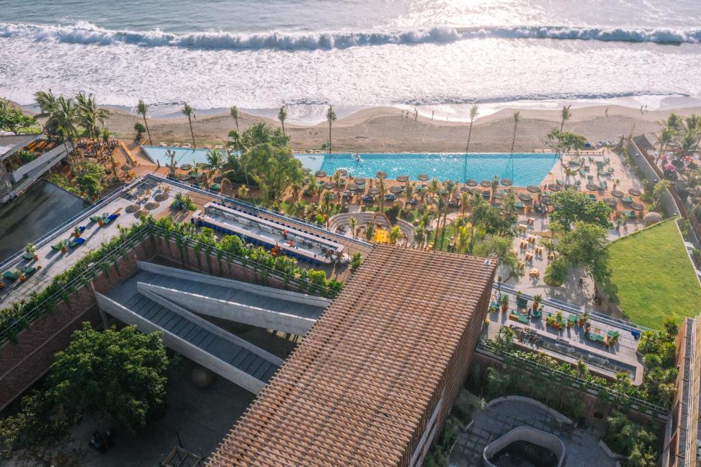 uma vista aérea de um resort perto da praia em Potato Head Suites & Studios em Seminyak