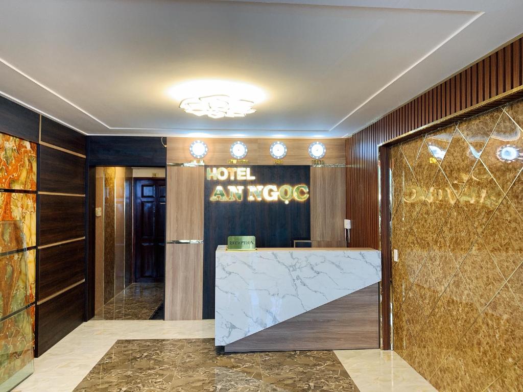 una hall con ingresso dell'hotel e bancone in marmo di AN NGỌC HOTEL a Can Tho