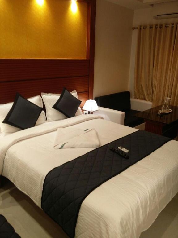 Postel nebo postele na pokoji v ubytování HOTEL SPARK RESIDENCY