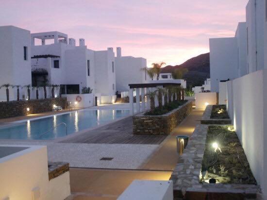 Blick auf ein Hotel mit Pool in der Unterkunft Monika Playa Macenas Mojacar in Mojácar