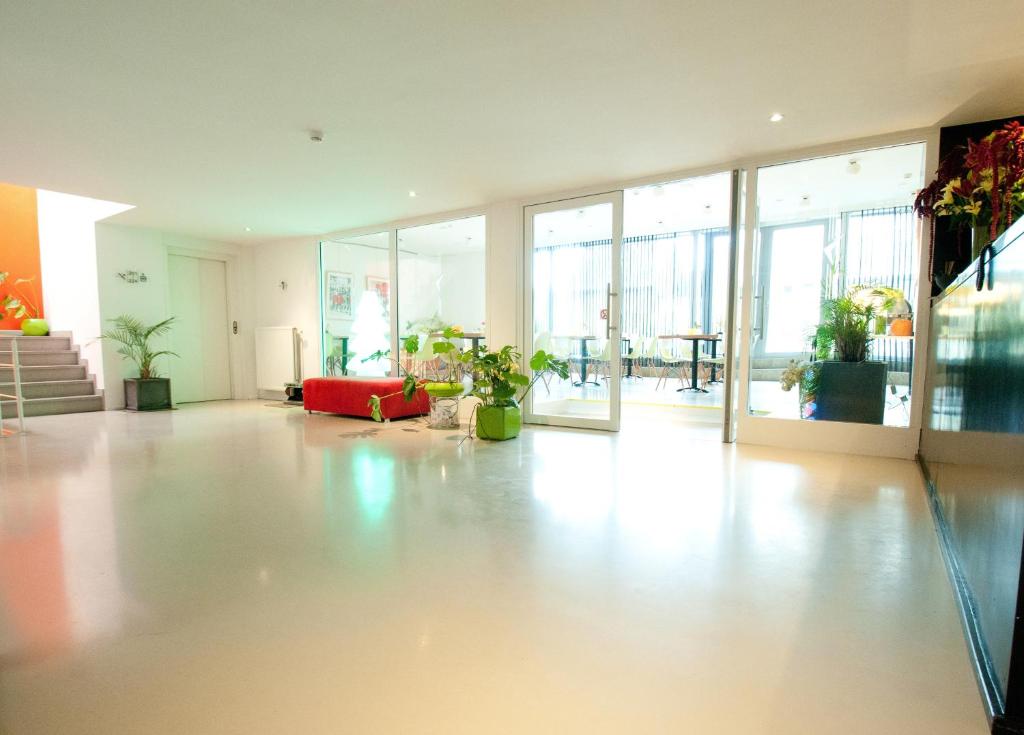 Televiisor ja/või meelelahutuskeskus majutusasutuses Hotel Corbie Geel