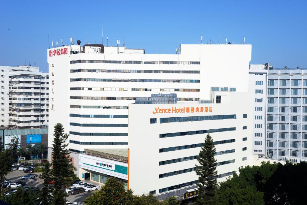 un grande edificio bianco con un hotel Marriott sopra di Xence hotel Xiamen a Xiamen