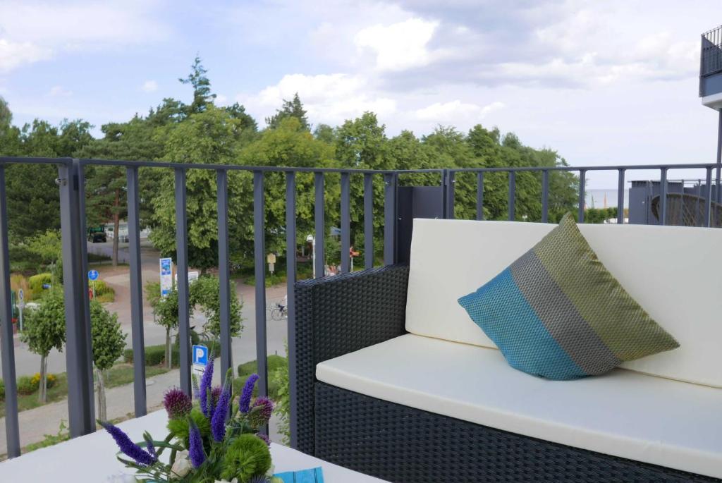 a white bench with a pillow on a balcony at Baabe Villen Ensemble FeWo 10 Balt in Baabe