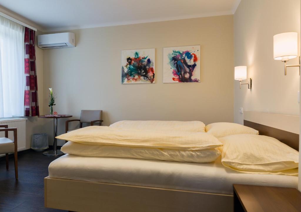 Postel nebo postele na pokoji v ubytování Hotel Guidassoni