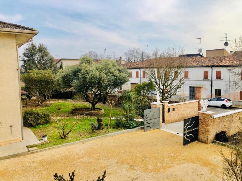 uma vista para uma casa com uma entrada e um quintal em B&B Villa Ermanna em Mantova