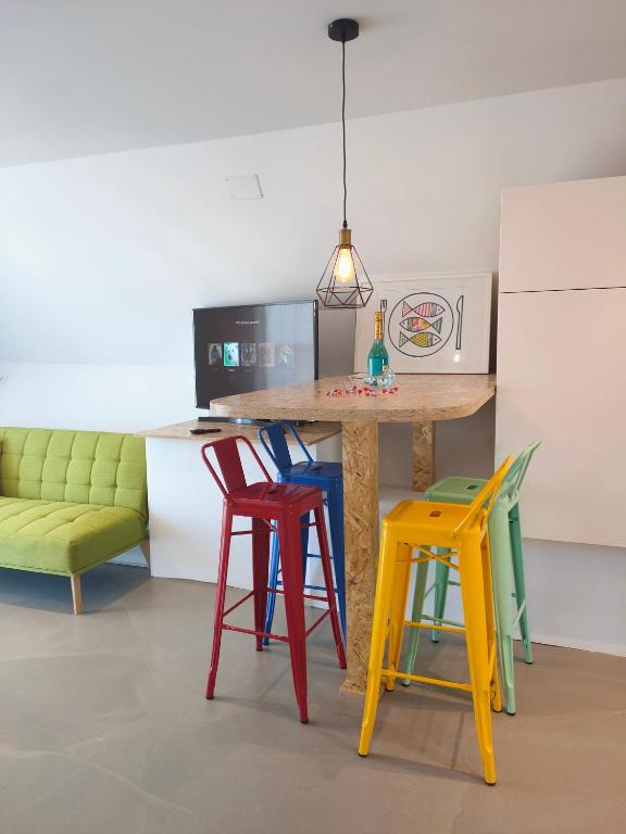 Kuchyň nebo kuchyňský kout v ubytování HEXAGON Apartment BY NAMASTE ELITE