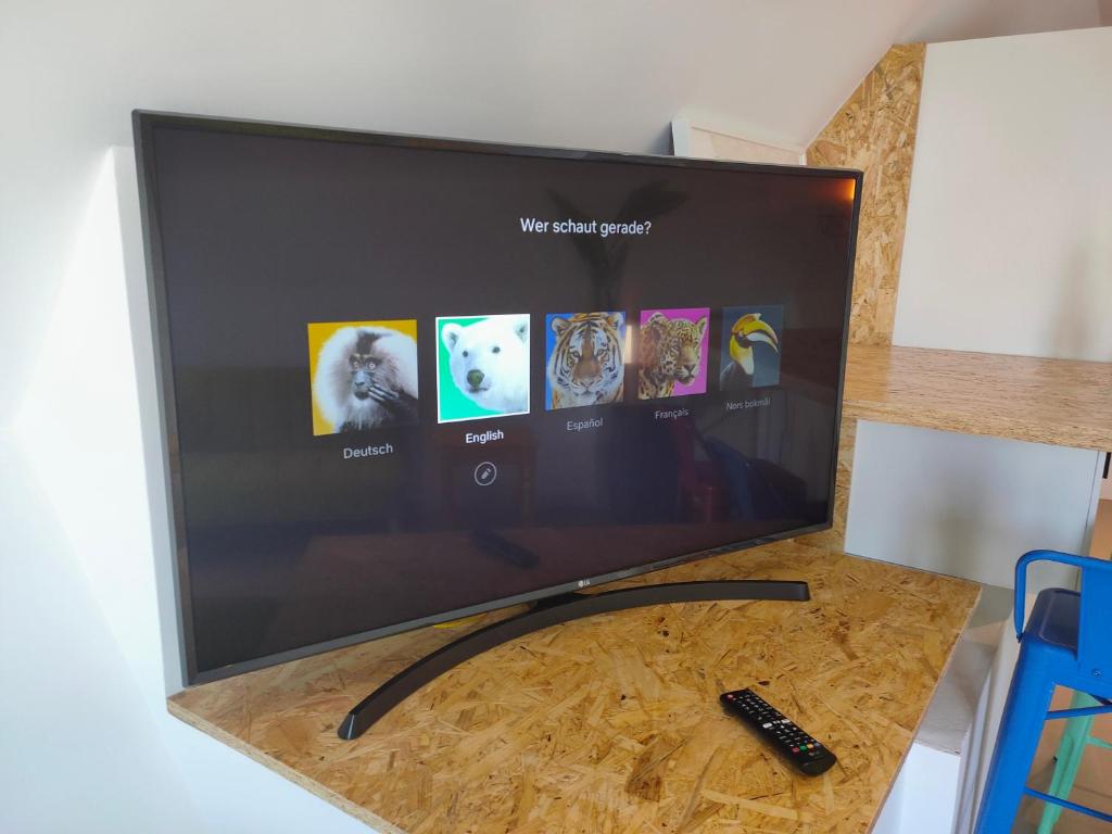 TV a/nebo společenská místnost v ubytování HEXAGON Apartment BY NAMASTE ELITE